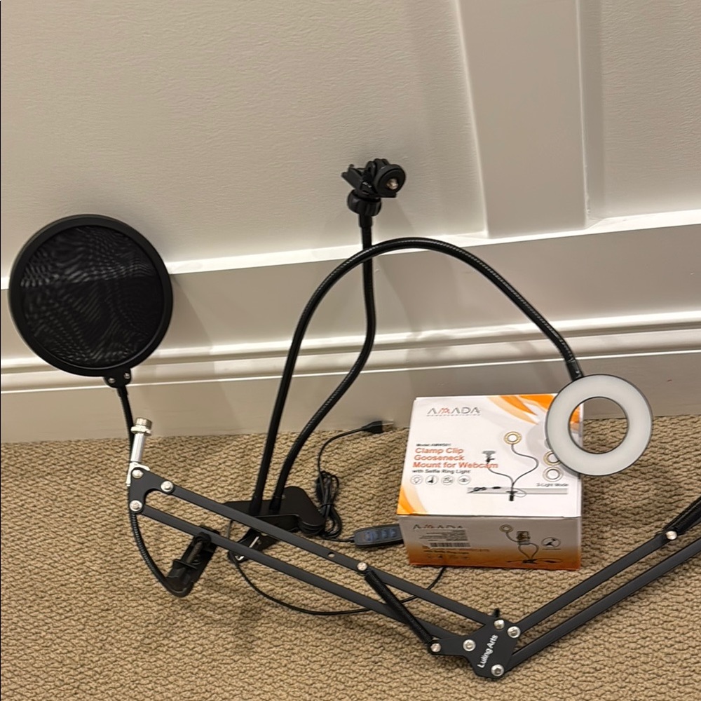Black Stand with Ring Light
Great for podcasting